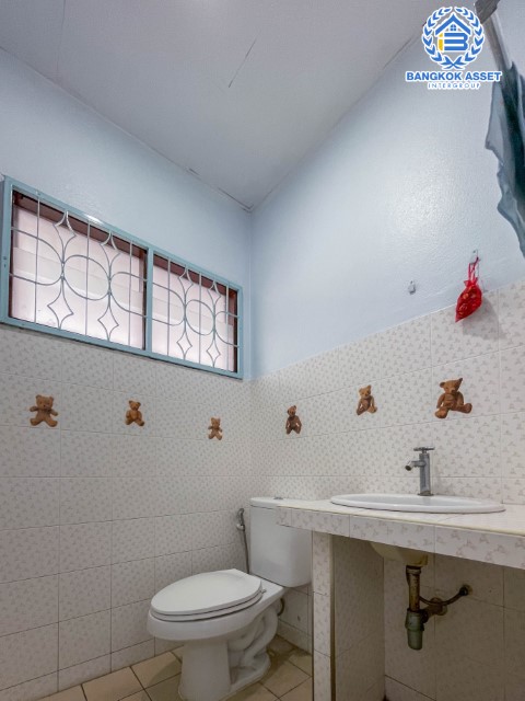 *****ทาวน์เฮ้าส์มือสองย่านนนทบุรี ม.ทีแลนด์ รัตนาธิเบศร์ หลังมุม! เนื้อที่มากถึง 42.7 ตร.ว. ฟังก์ชันจัดเต็มถึง 3 ห้องนอน 2 ห้องน้ำ จอดรถได้เยอะถึง 4 คัน พื้นที่เยอะ เหมาะสำหรับทำบริษัท หรือออฟฟิศ บนทำเลดี เพียง 8 นาทีก็ถึงรถไฟฟ้าสายสีม่วง "สถานีบางรักน้อยท่าอิฐ"